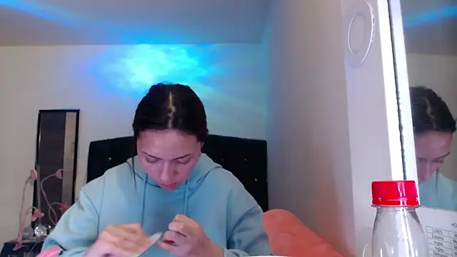 holy_juli's Live XXX Chat