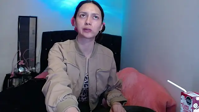 holy_juli's Live XXX Chat