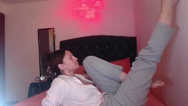 Chat +18 de holy_juli ao vivo