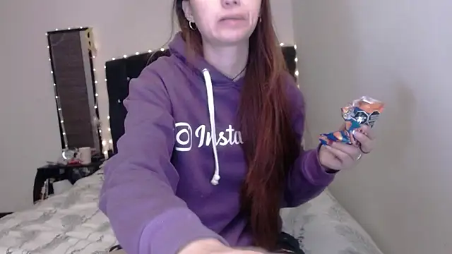 holy_juli Show in webcam