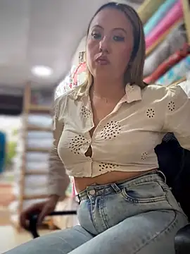 VIOLETA-25_: διαδικτυακό σόου στην κάμερα