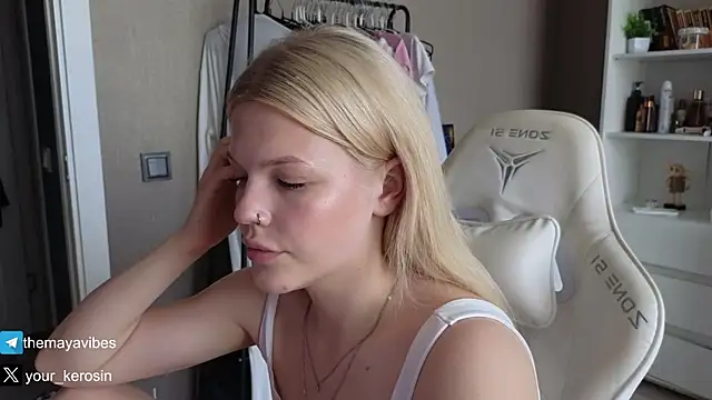 Show modela Maya_Rave na web-kameri