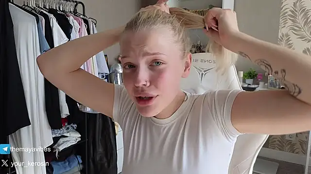 Show modela Maya_Rave na web-kameri