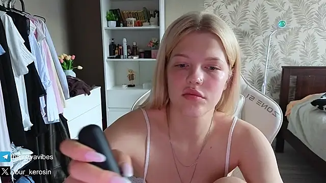 Maya_NextDoor – webcam-show