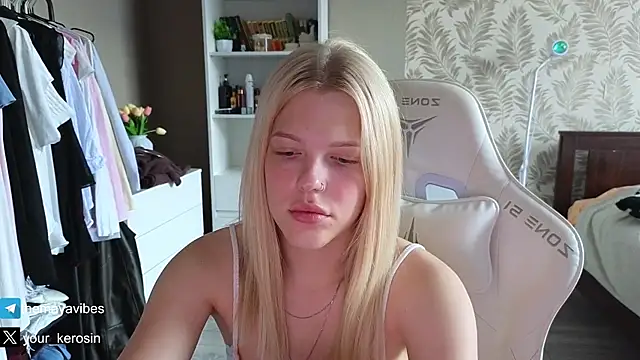 XXX chat uživo modela Maya_NextDoor