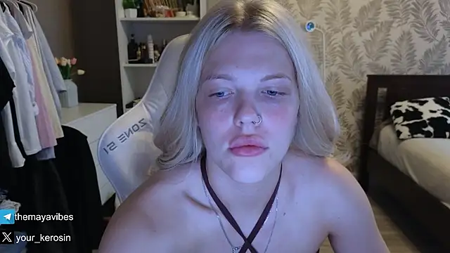 Chatroom XXX en direct de Maya_NextDoor