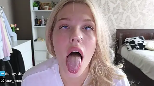 Maya_NextDoor's Live XXX Chat