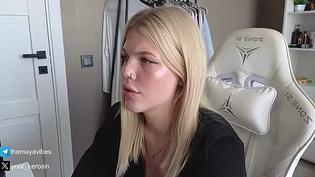 Maya_NextDoor's Webcam Show