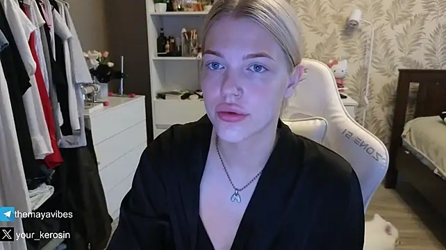 Maya_NextDoor live XXX chat
