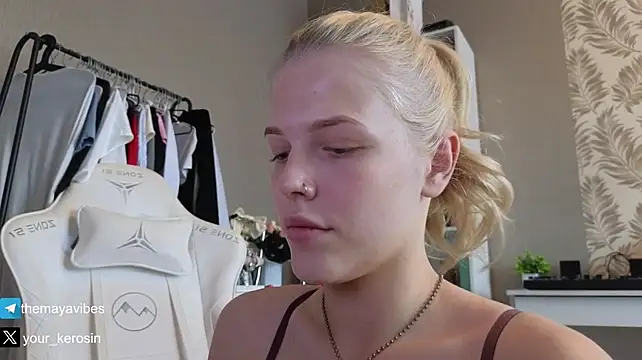 Maya_NextDoor's Live XXX Chat