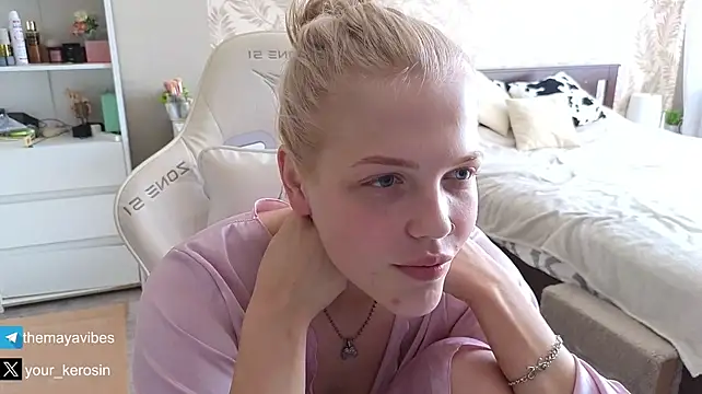 Maya_NextDoor's Live XXX Chat
