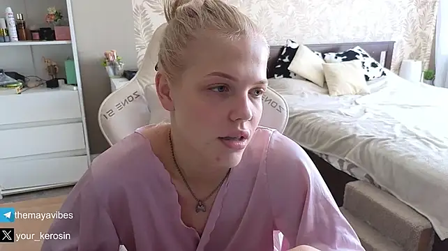 Chat XXX ao vivo de Maya_NextDoor