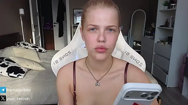Maya_NextDoor Live XXX-Chat