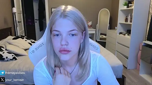 Maya_NextDoor XXX чат на живо