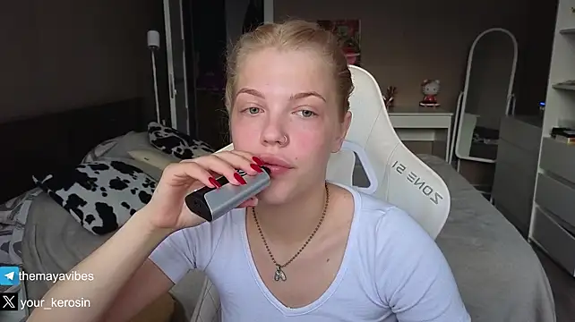 XXX chat uživo modela Maya_NextDoor