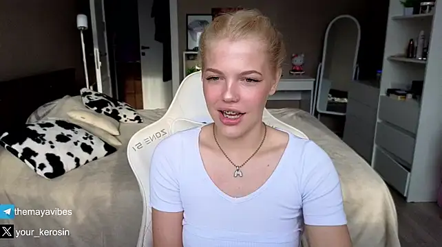 Maya_NextDoor's Live XXX Chat