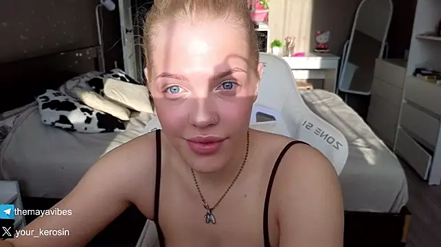 Maya_NextDoor Webcam-Show