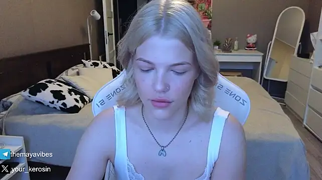 Maya_NextDoor live XXX chat
