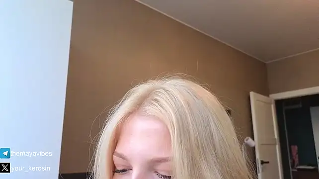 Maya_NextDoor's Live XXX Chat
