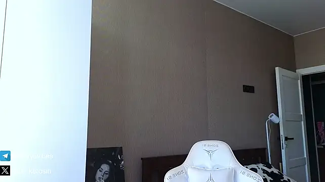 Maya_NextDoor's Live XXX Chat