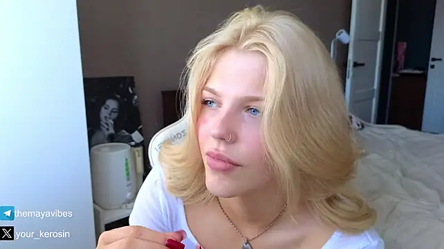 Maya_NextDoor Live XXX-Chat