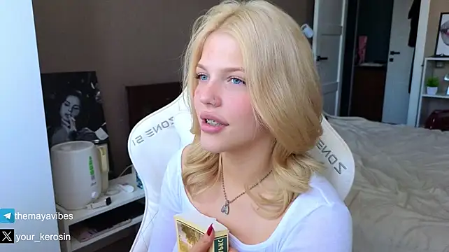 Maya_NextDoor's Live XXX Chat