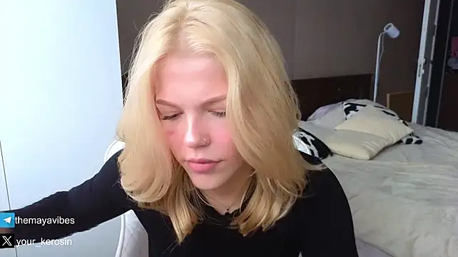 Maya_NextDoor's Live XXX Chat