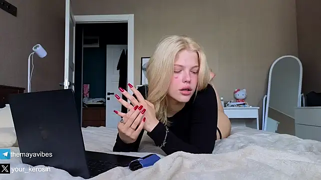 Maya_NextDoor লাইভ XXX চ্যাট