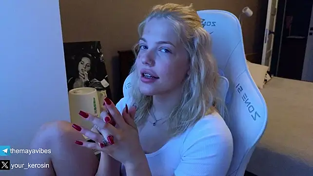 Chat XXX en directo de Maya_NextDoor