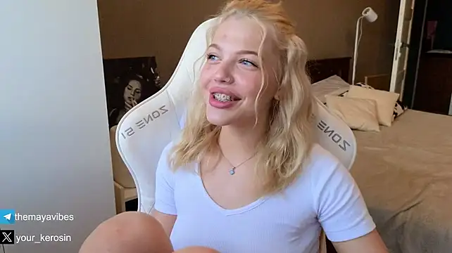 Maya_NextDoor's Live XXX Chat