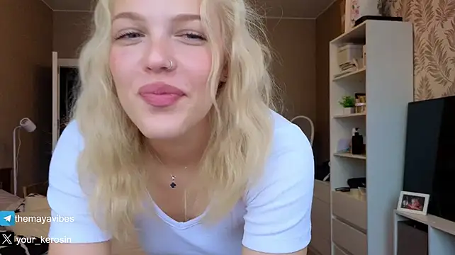 Maya_NextDoor Adlı Modelin Canlı XXX Sohbeti