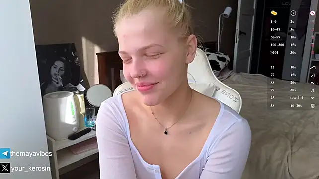 Chat XXX en directo de Maya_NextDoor