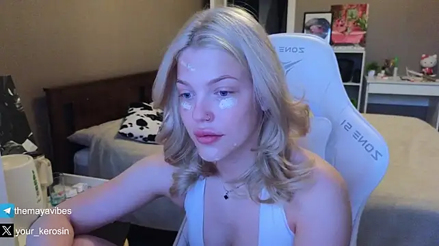 Maya_NextDoor's Live XXX Chat