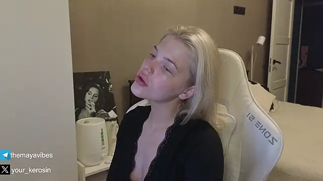 Chat XXX en directo de Maya_NextDoor