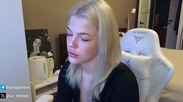 Maya_NextDoor Adlı Modelin Canlı XXX Sohbeti