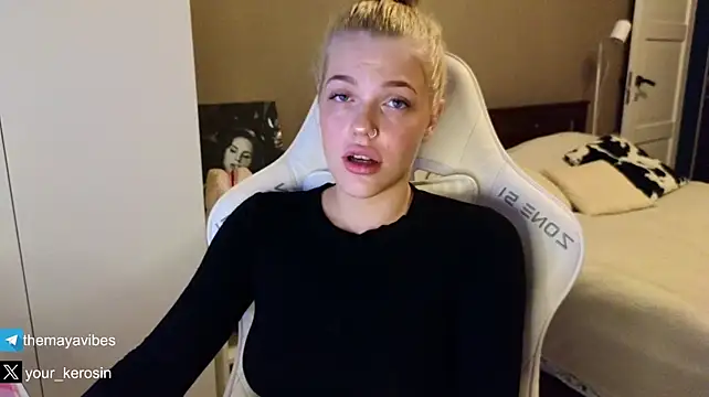 Maya_NextDoor's Live XXX Chat