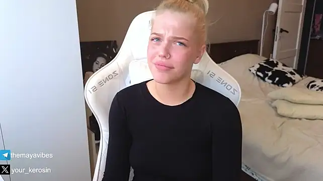Maya_NextDoor's Live XXX Chat