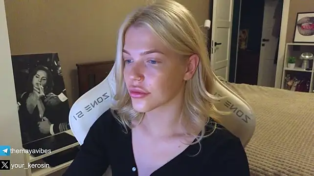 Maya_NextDoor Live XXX-Chat