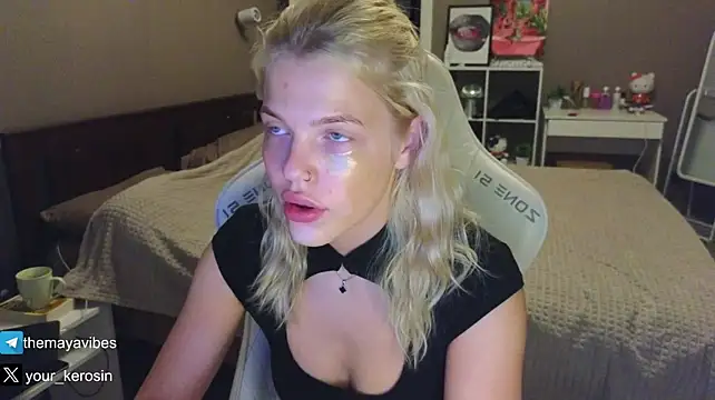 Maya_NextDoor's Live XXX Chat