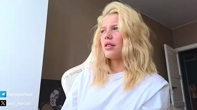 Chat XXX ao vivo de Maya_NextDoor