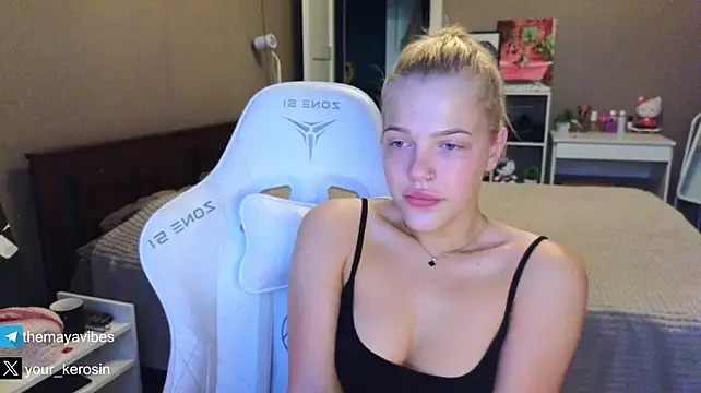 Maya_NextDoor Adlı Modelin Canlı XXX Sohbeti
