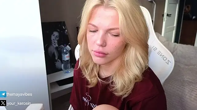 Maya_NextDoor's Live XXX Chat