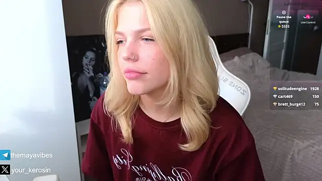 XXX chat uživo modela Maya_NextDoor