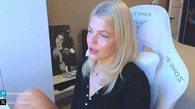 Maya_NextDoor Live XXX Chat
