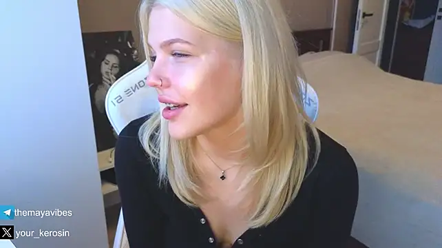 XXX chat uživo modela Maya_NextDoor