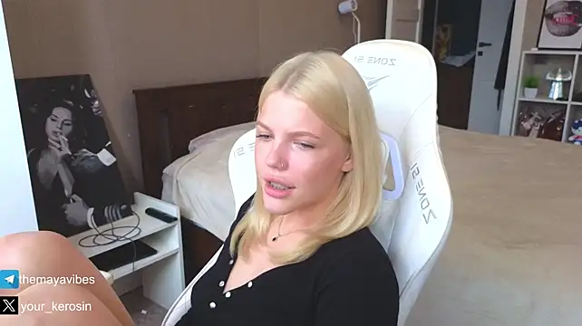 Maya_NextDoor live XXX chat