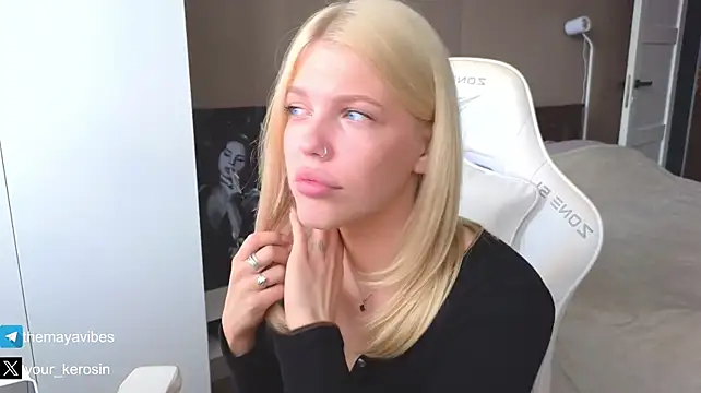 Maya_NextDoor's Live XXX Chat