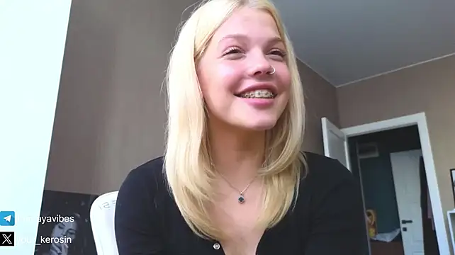 Maya_NextDoor – Live XXX-chat