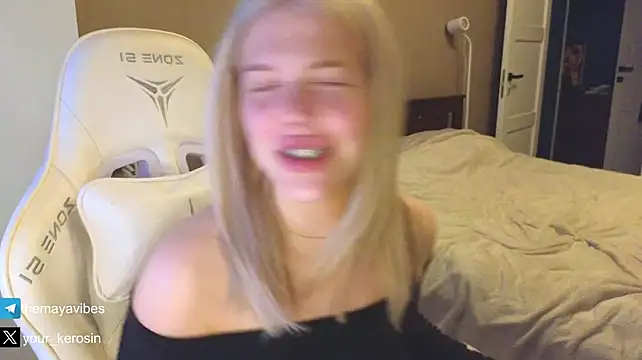Maya_NextDoor Chat XXX in diretta