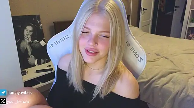 Chat XXX en directo de Maya_NextDoor